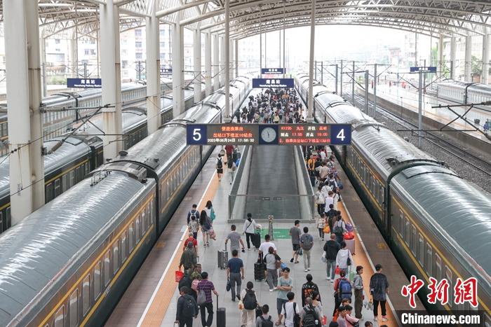 中国铁路端午小长假运输发送旅客超7000万人次 