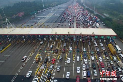 资料图：车辆通过收费站。<a target='_blank' href='http://www.chinanews.com/'>中新社</a>记者 泱波 摄
