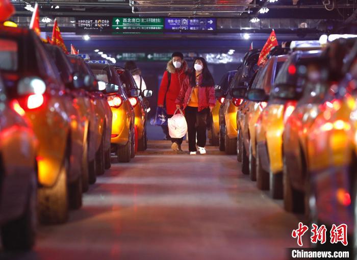 北京交通部门周密部署，增加出租车、公交车、地铁运力，避免火车站等地出现长时间断车和乘客滞留情况。图为2月9日晚，北京南站，乘客搭载出租车。　<a target='_blank' href='http://www.chinanews.com/'>中新社</a>记者 富田 摄