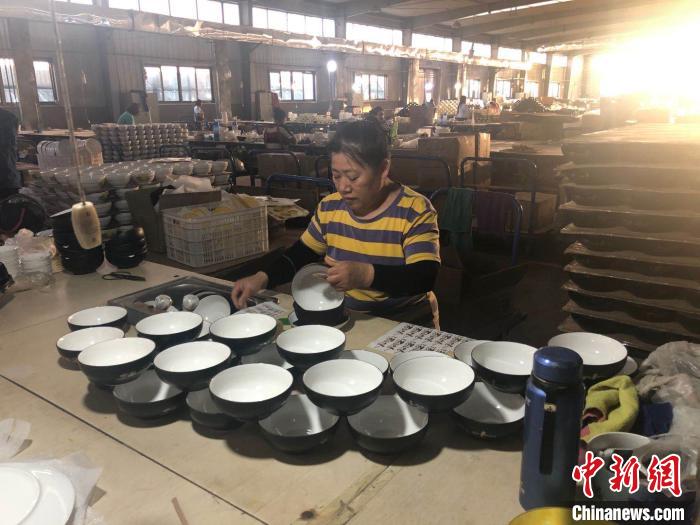 山西无煤县瞄准陶瓷产业谋发展每16人有1人凭此增收