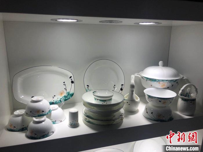 如今，应县已有21家陶瓷企业，共有32条生产线，陶瓷产品除销往全国各地外，还出口40多个国家和地区。　李庭耀 摄