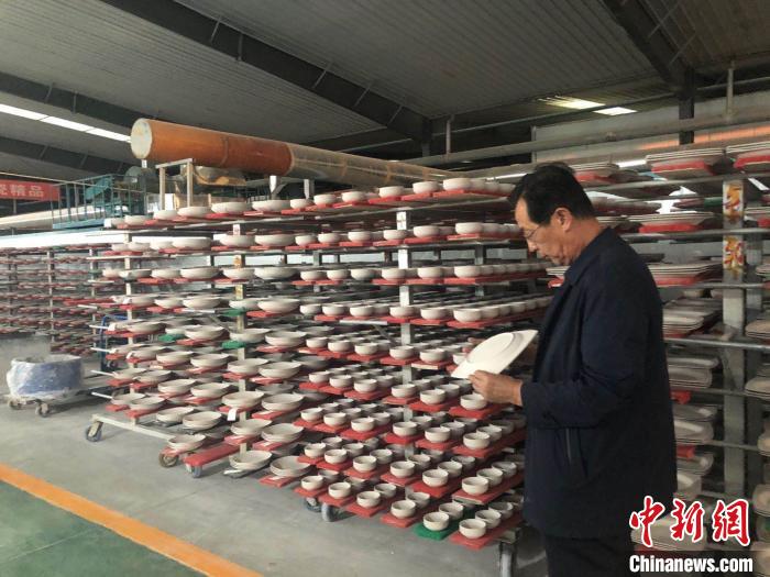 王越今年63岁，从事陶瓷行业已有18年。　李庭耀 摄