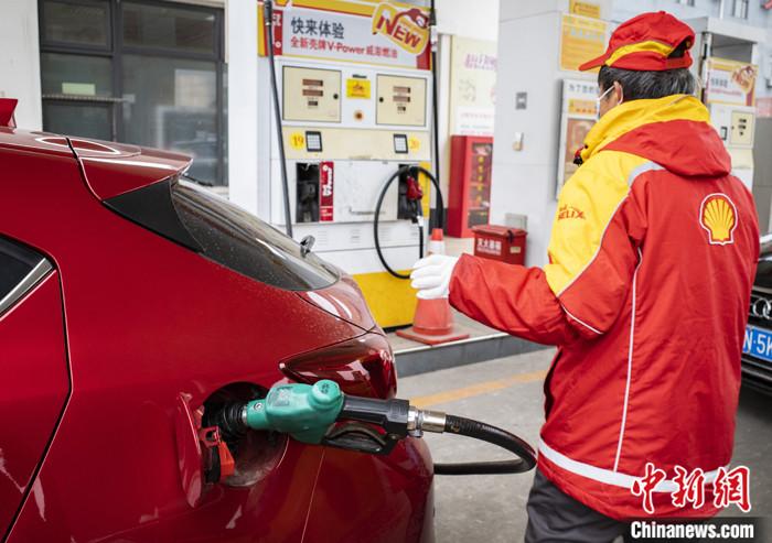 资料图：一处加油站的工作人员给车辆加油。
<a target='_blank' href='http://www.chinanews.com/'>中新社</a>记者 侯宇 摄