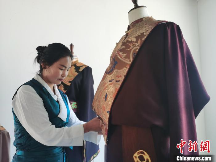图为藏族传统服饰。　张添福 摄